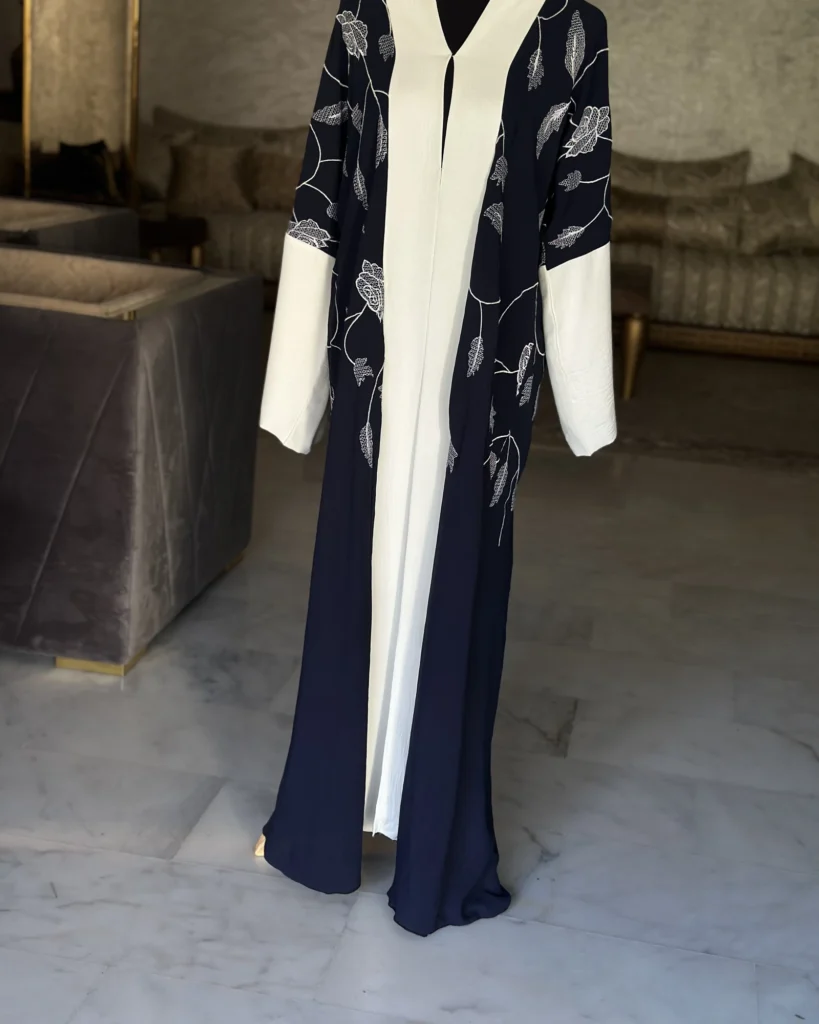Abaya brodée bleu marine et ivoire, roses brodées, style Dubaï – Ward al-Layl, Diwan Reem