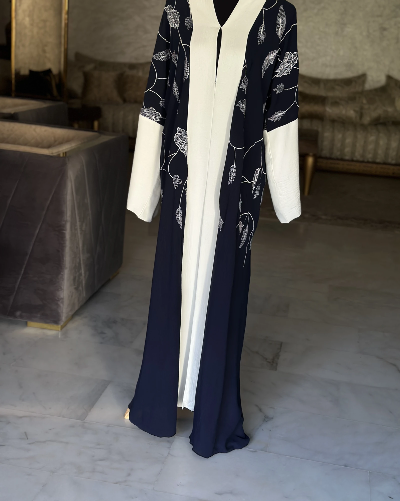 Abaya brodée bleu marine et ivoire, roses brodées, style Dubaï – Ward al-Layl, Diwan Reem