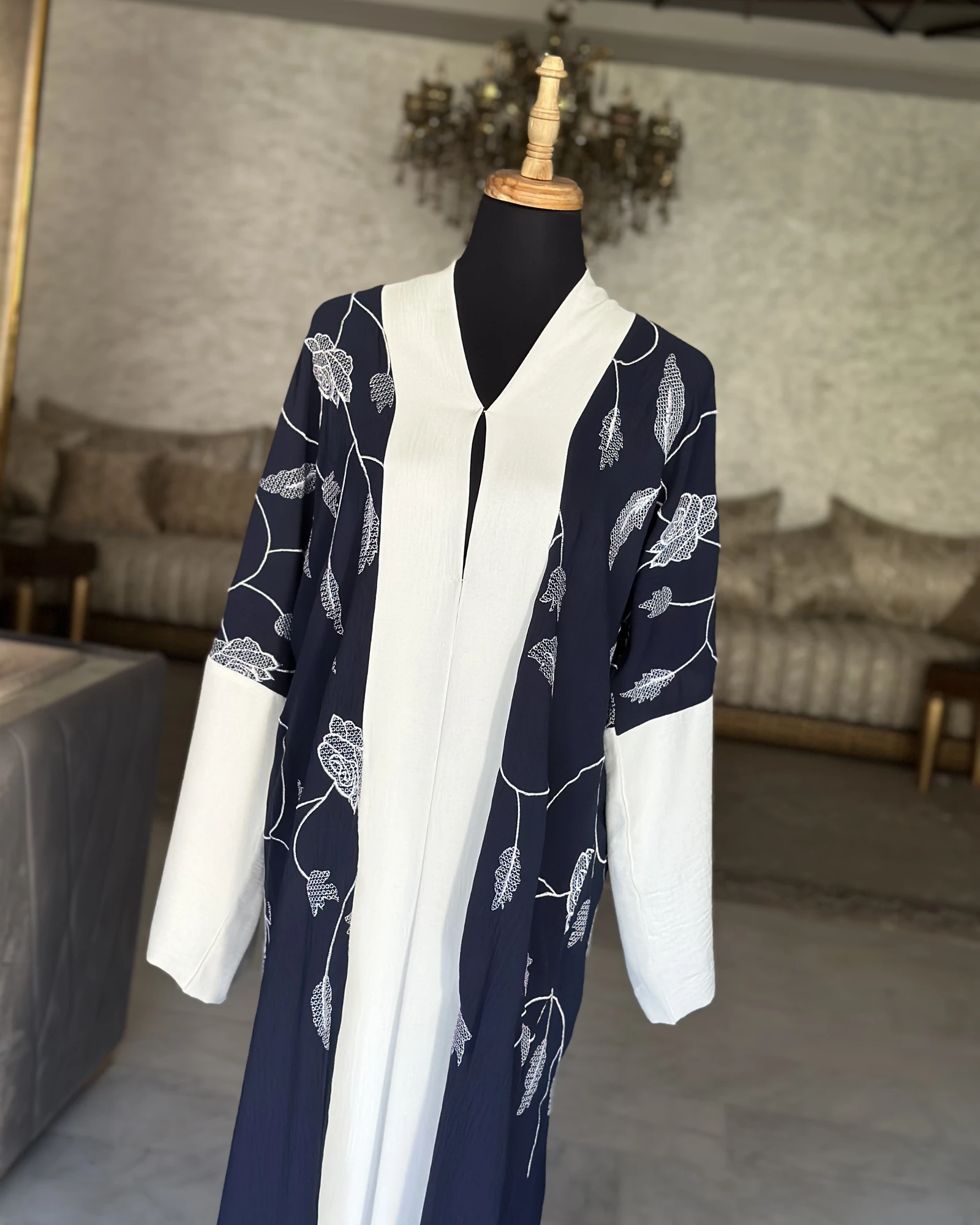 Abaya brodée bleu marine – Ward al-Layl, vue 2