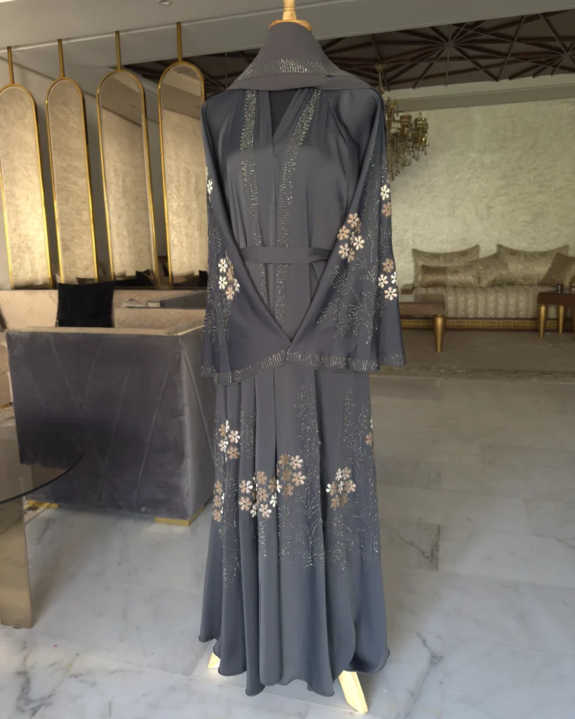 Abaya brodée de fleurs et strass, gris ardoise, style Dubaï – Zahr al-Lawz, Diwan Reem