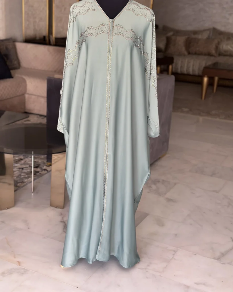 Abaya farasha vert d'eau à strass dorés, style Dubaï – Qimam al-Atlas, Diwan Reem