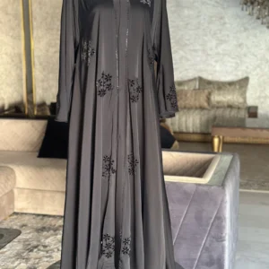 Abaya noire brodée de bouquets de fleurs et strass, style Dubaï – Hamsat al-Zahr, Diwan Reem