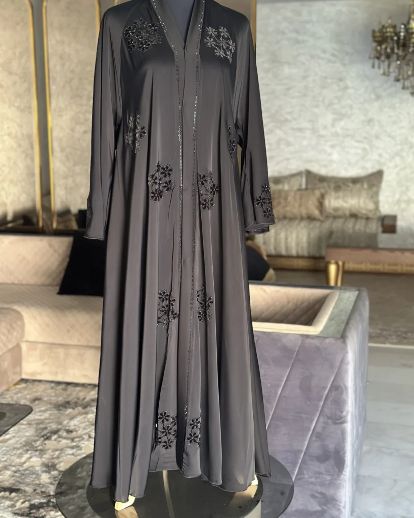 Abaya noire brodée de bouquets de fleurs et strass, style Dubaï – Hamsat al-Zahr, Diwan Reem