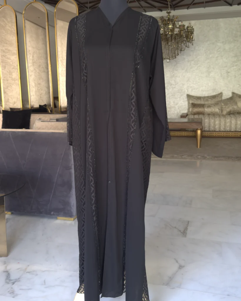 Abaya noire à panneaux de dentelle et strass, style Dubaï – Mawj al-Layl, Diwan Reem