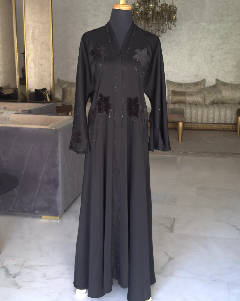 Abaya noire à strass et fleurs effet velours, style Dubaï – Nada al-Fajr, Diwan Reem