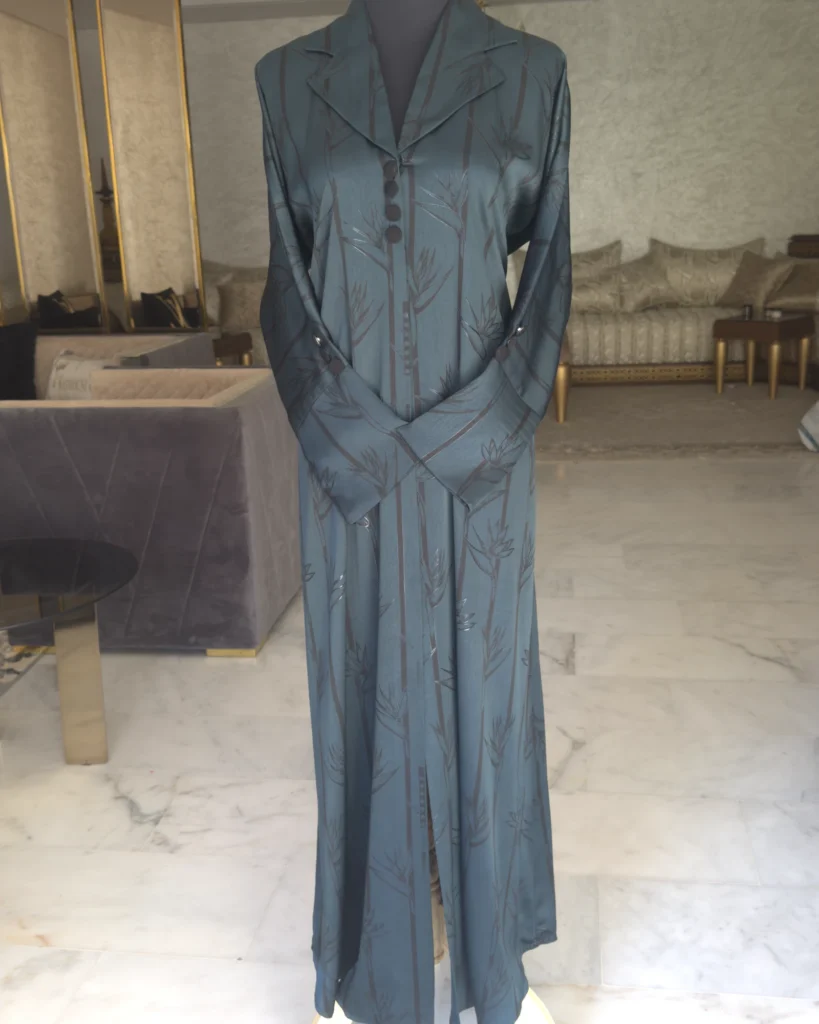 Abaya satinée bleu pétrole à motif végétal, style Dubaï – Zill al-Nakhil, Diwan Reem
