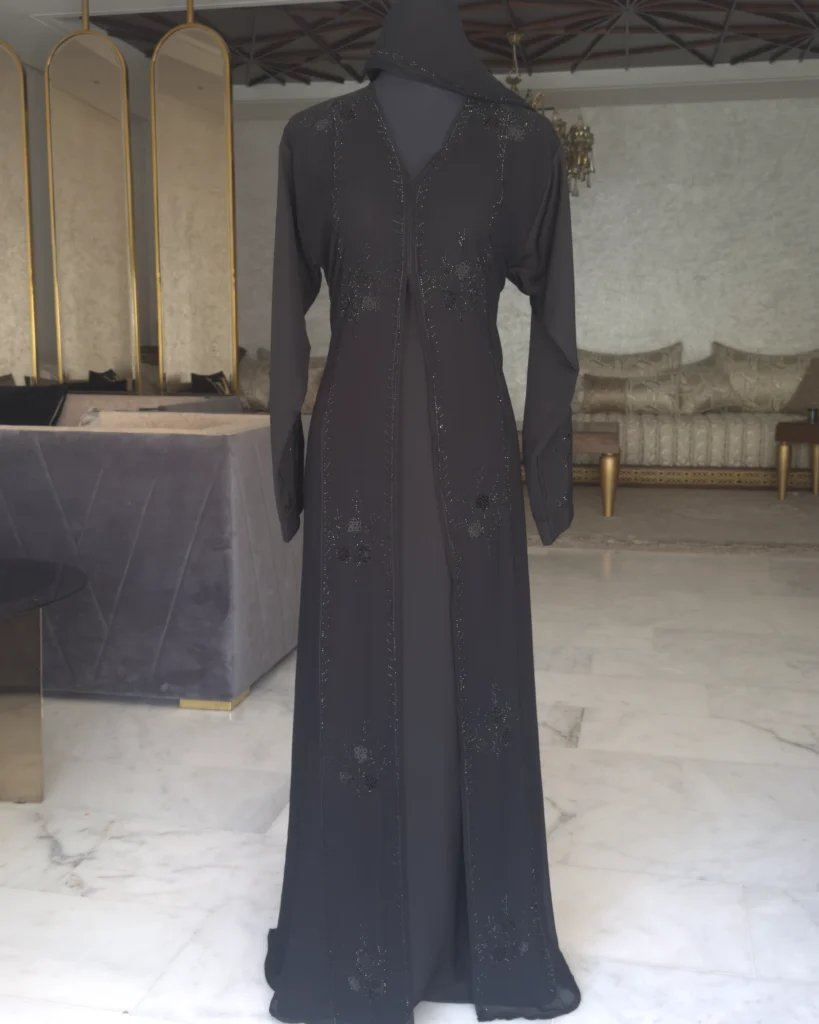 Abaya anthracite à strass et broderie ton sur ton, style Dubaï – Nujum Khafiya, Diwan Reem