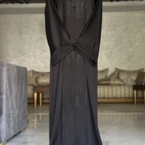 Abaya noire à lignes de strass, style Dubaï – Khuyut al-Matar, Diwan Reem