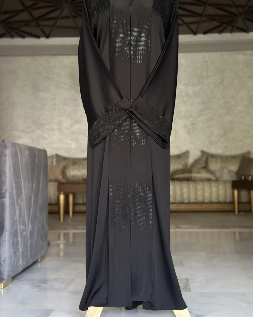 Abaya noire à lignes de strass, style Dubaï – Khuyut al-Matar, Diwan Reem