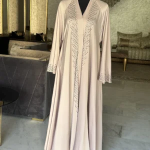 Abaya strass rose poudré, style Dubaï, plume de strass et miroirs – Rishat al-Nur, Diwan Reem
