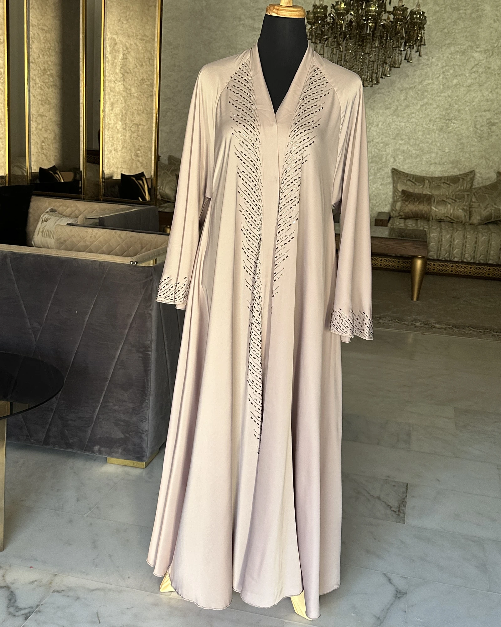Abaya strass rose poudré, style Dubaï, plume de strass et miroirs – Rishat al-Nur, Diwan Reem